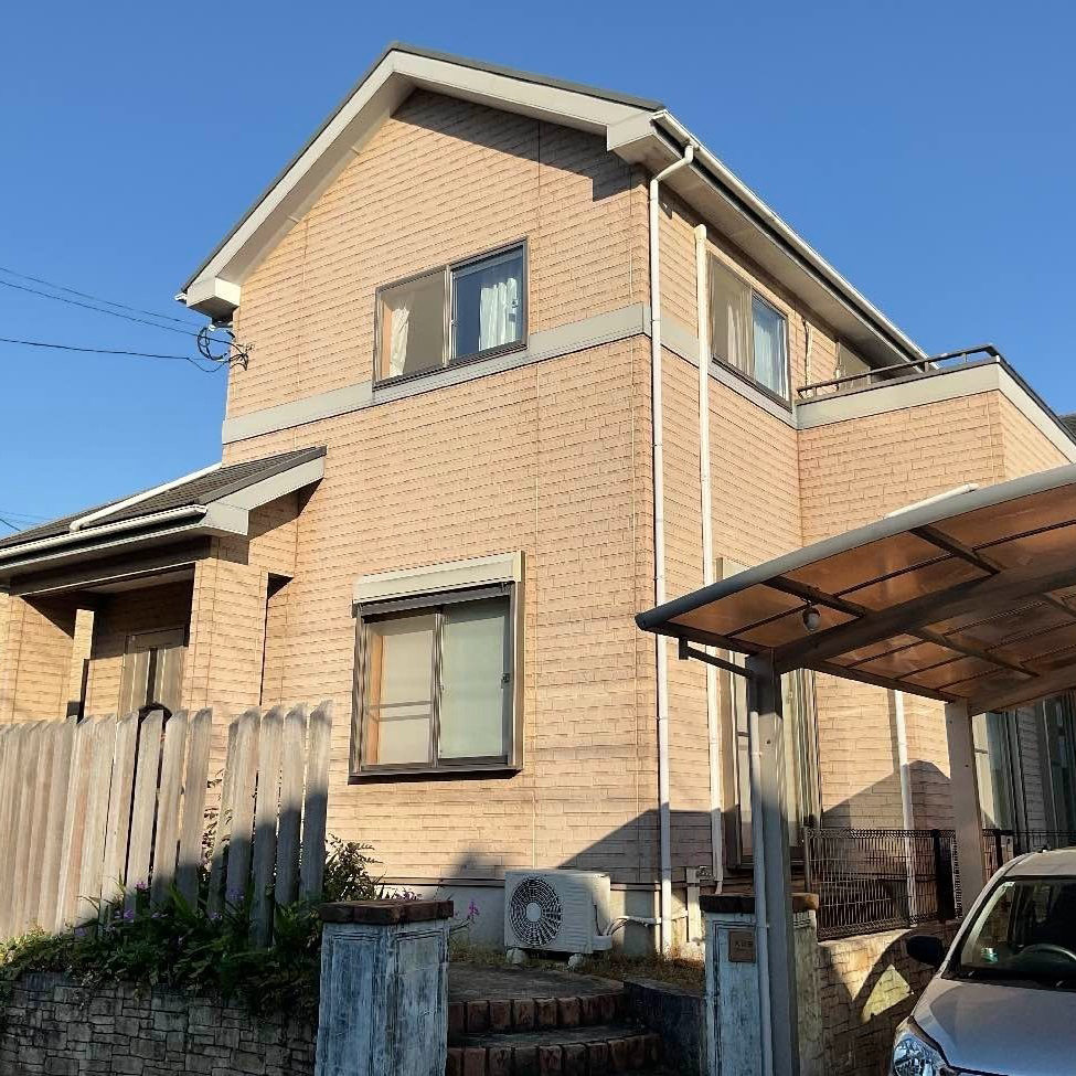 経年変化が見られた施工前の様子です。寒さやヒートショックのお悩み、屋根・外壁のメンテナンスが課題となっていました。
