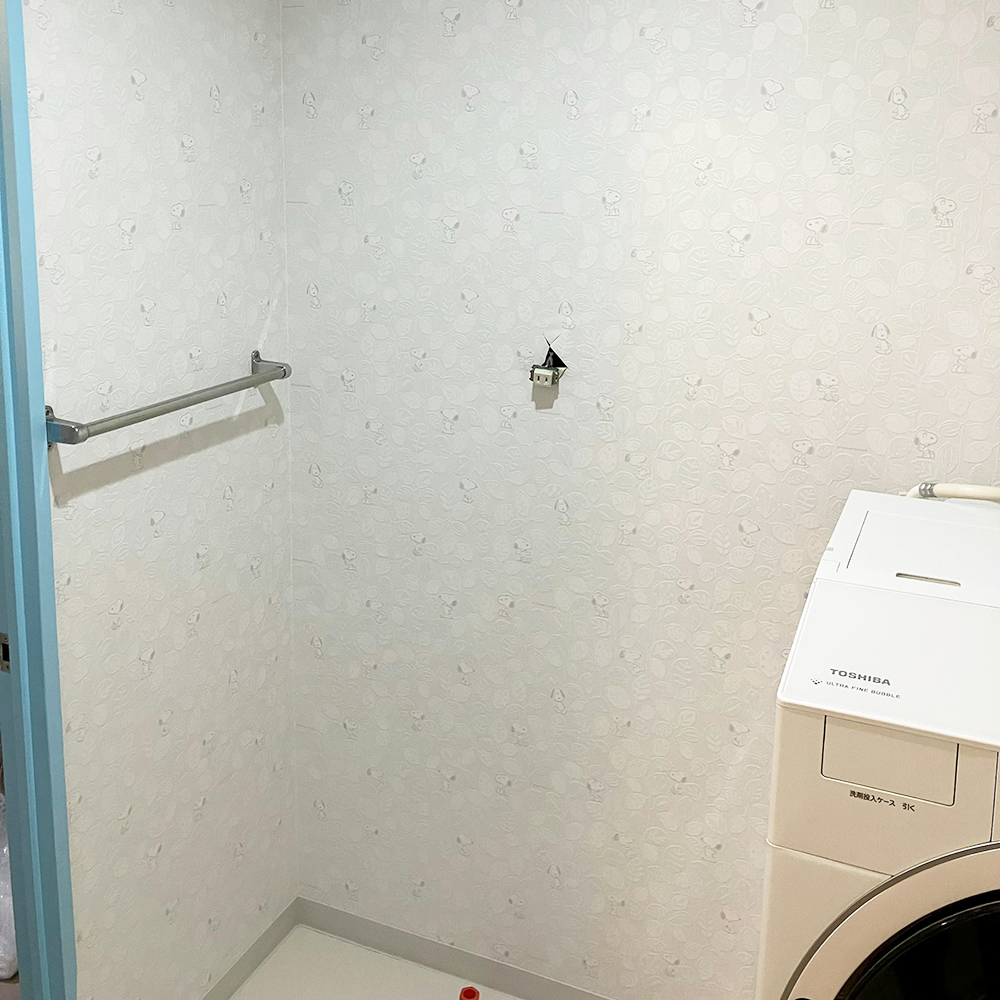 明るい壁紙はりかえました。