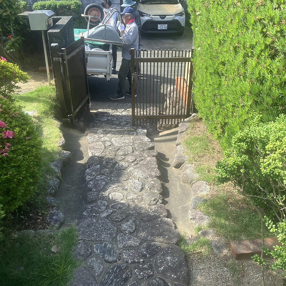 門扉から玄関まで距離があり、デコボコした石畳の足元に不安を感じておられました。