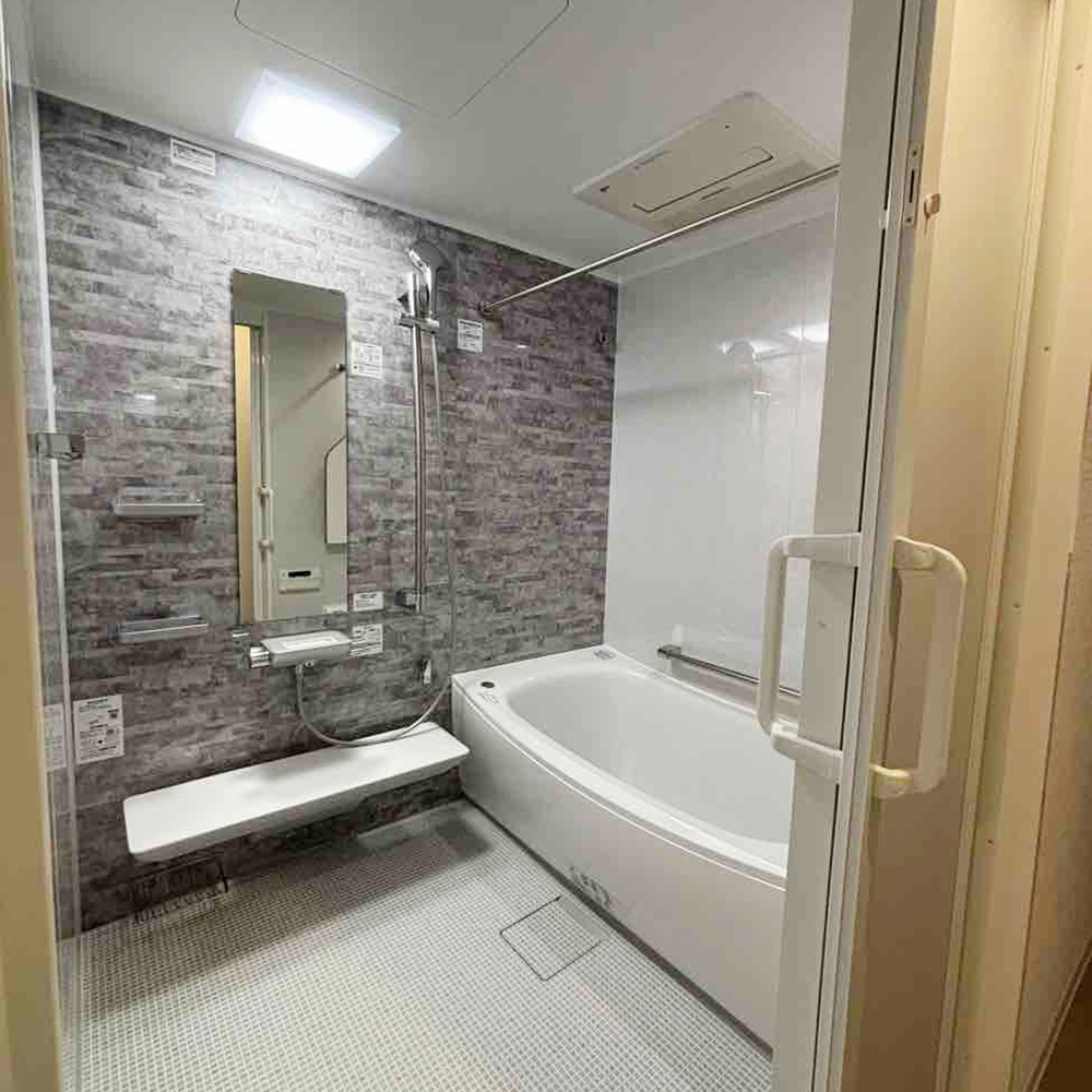 TOTOのマンションリモデルバスルームで、魔法瓶浴槽の優れた保温性と、ほっからり床の温かさ・速乾性により、一年中快適で安心なお風呂になりました。