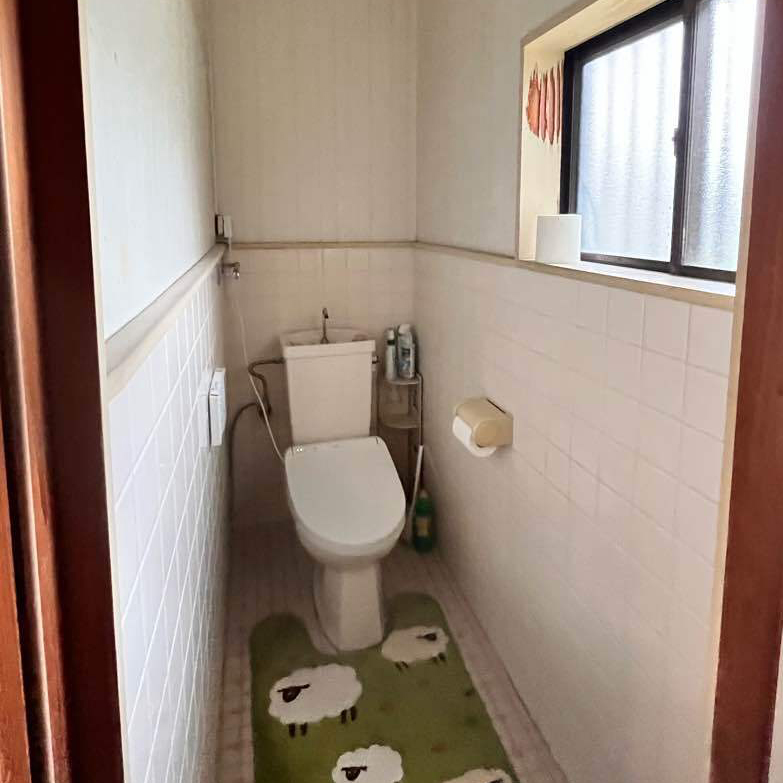 施工前。タイルばりで寒さも気になるトイレでした。