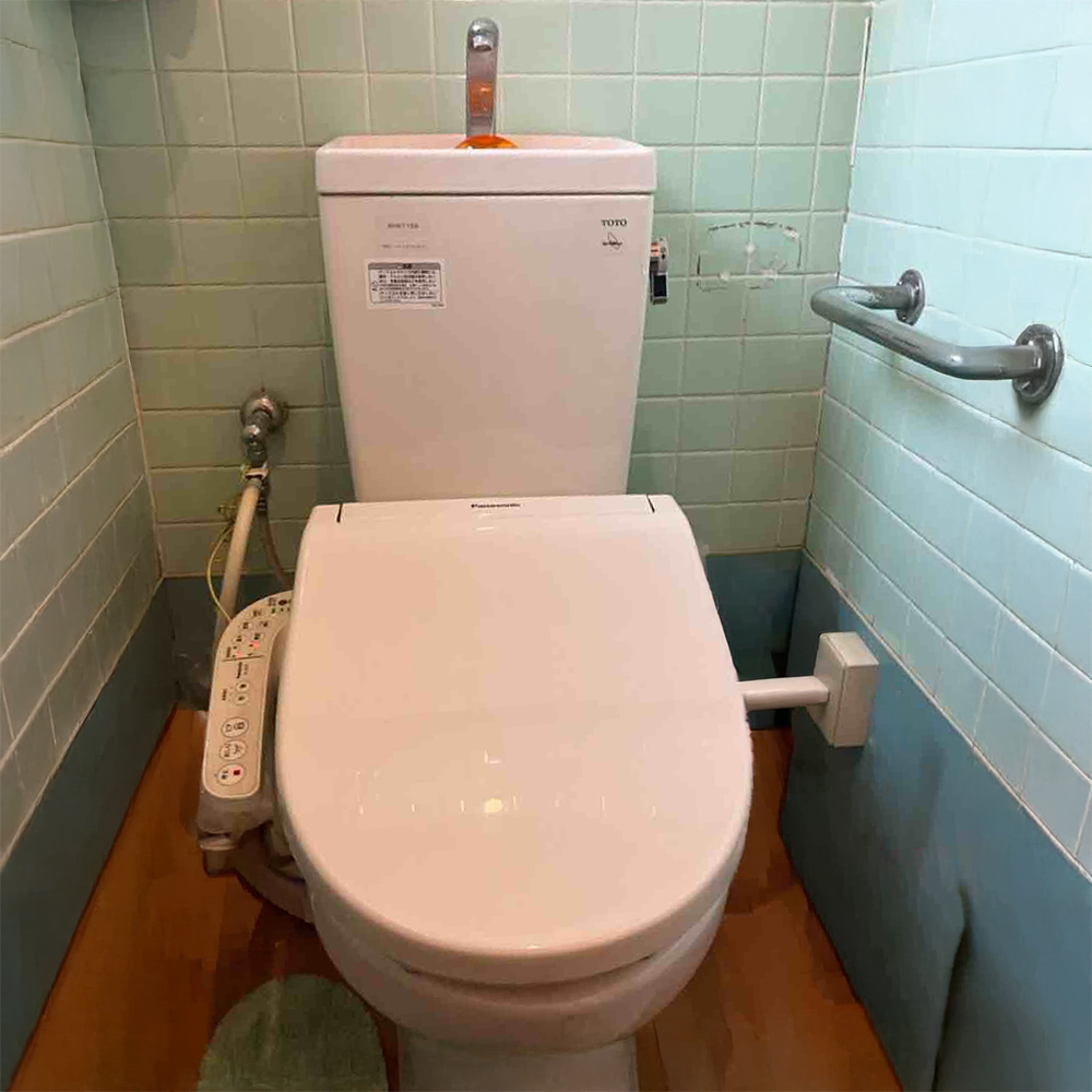 タンクの下が水漏れで濡れている状態でした。