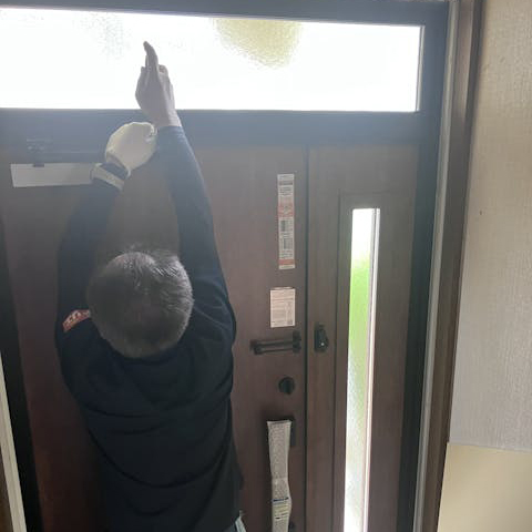玄関ドアの交換とリビングは内窓も施工いたしました。