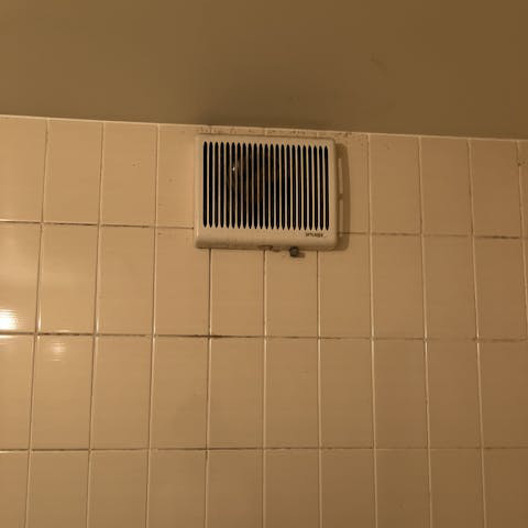 換気扇も故障していました。