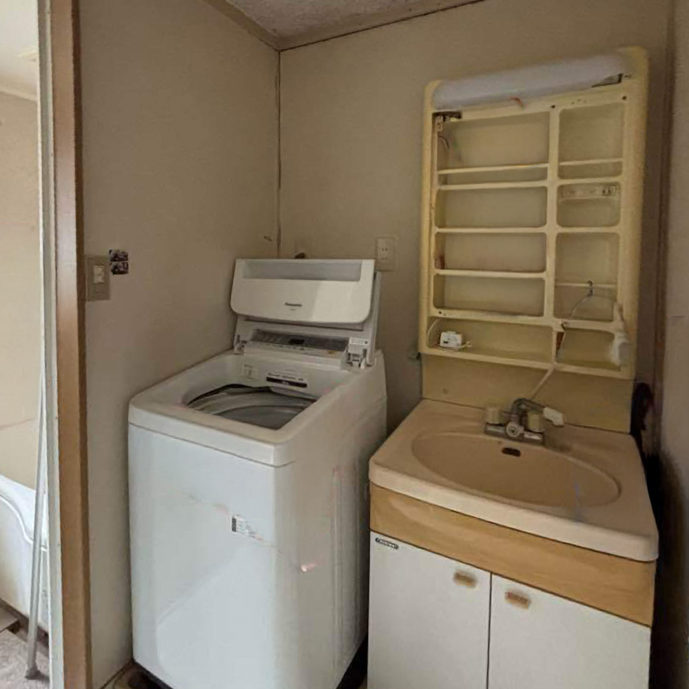 洗面台も入居当初のままでしたので、老朽化していました。