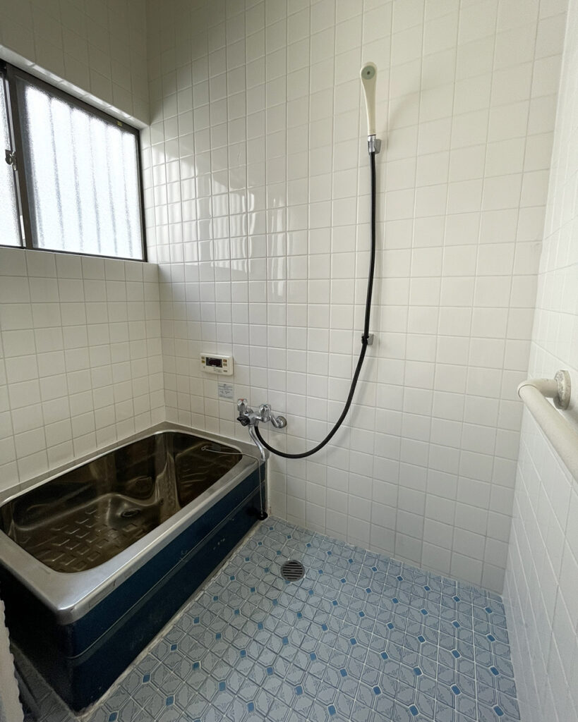 壁床ともにタイル張りで、寒い時期のお風呂掃除が辛いお悩み。