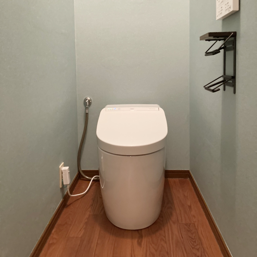 タンクレスのトイレをセレクトされ、お手入れがし易くなりました。<br />
壁紙や床材もこだわってセレクトされ、オシャレなトイレ空間になりました。