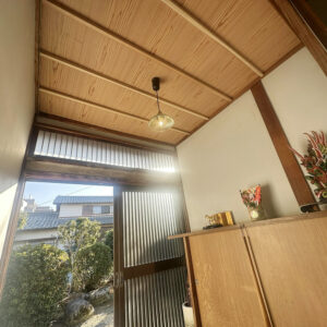 福岡市東区Ａ様邸　玄関天井張り替えリフォーム工事｜雨漏り跡の修繕