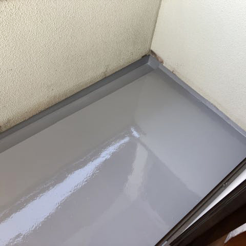 ウレタン防水処理を実施し、防水層をしっかりと形成していきます。