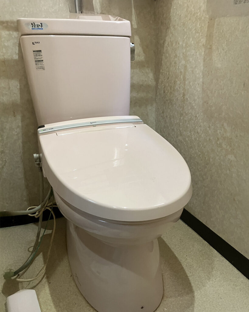 40年ほど使用されたトイレは、便座の不具合だけでなく室内も経年劣化が起こっていました。
