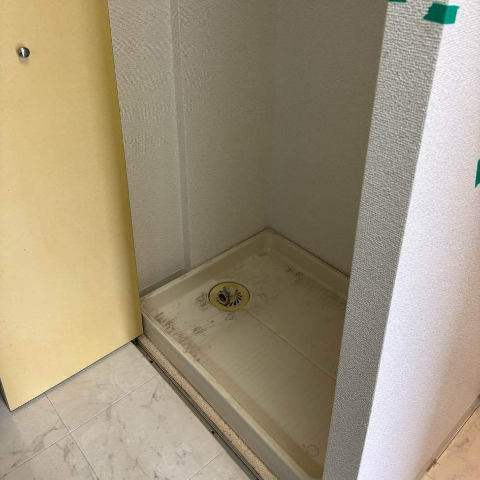 キッチンスペースに、押入れに入れられたような形で、洗濯機パンが設置されていました。