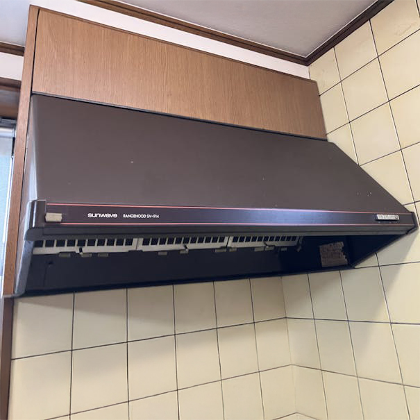 レンジフードからの騒音がひどくて、使えていない状況で、掃除もできなかったため中の汚れのことが気になっておられました