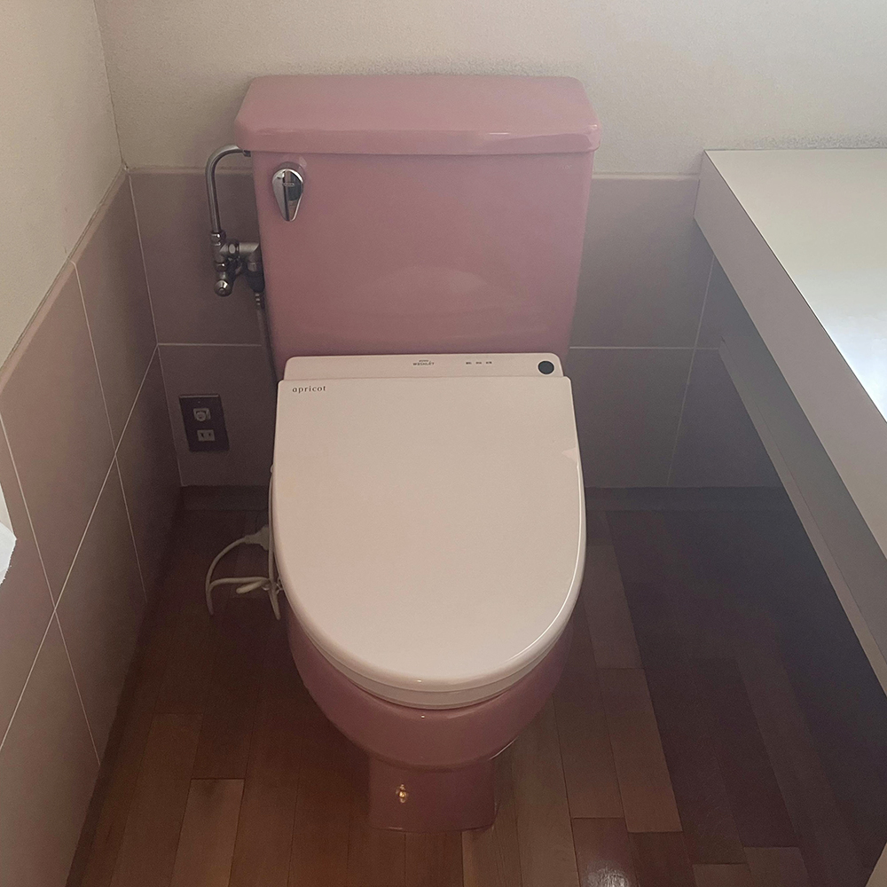 新築時から長年使用されてきたトイレは、タンクのフロート部分がこわれてしまいました。