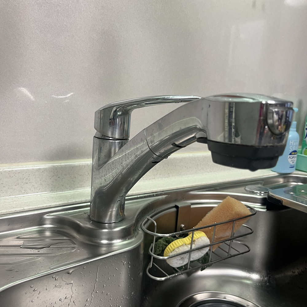 水栓から水漏れしており、蛇口をあけると水が引き出し下まで漏れている状態でした。