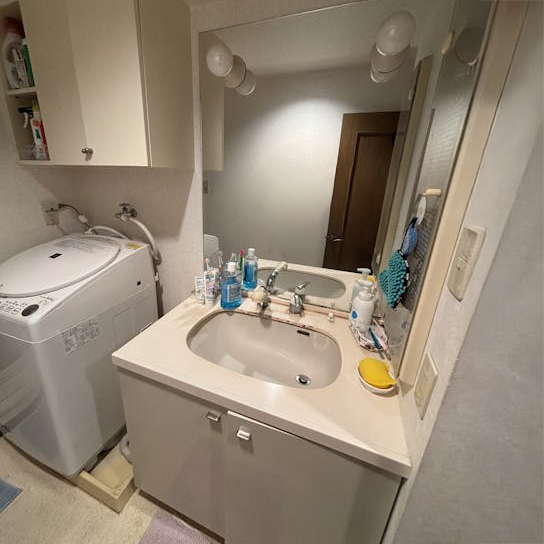 洗面台は壊れているわけではなく、古くなってきたことが気になっておられました。
特に水はねをどうにかしたいというご要望がありました。