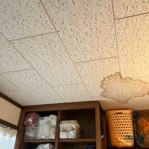 天井の雨染みが気になっておられました。