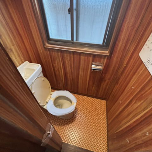 トイレの内装は木目のシートが使われており、暗めでした。
コンセントもなかったので、シャワートイレだけをつけることはできませんでした。