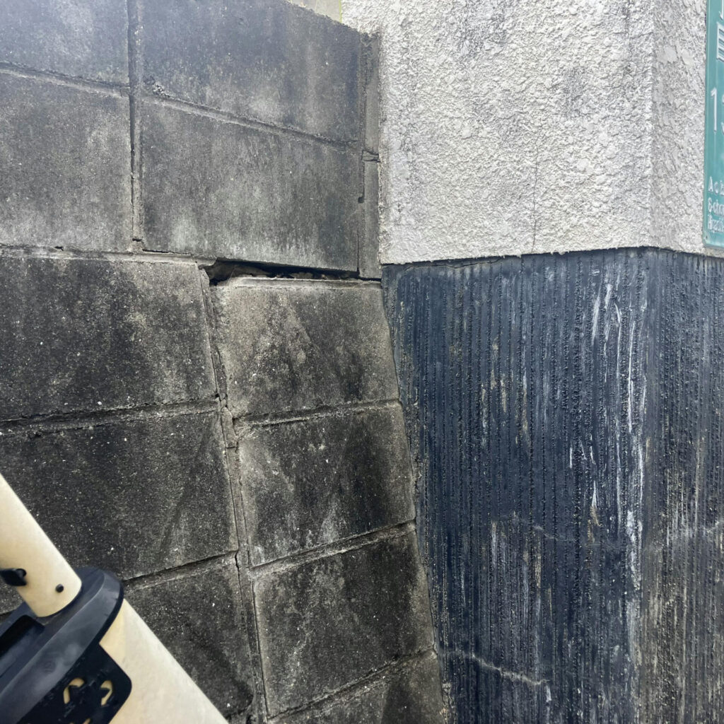 擁壁（コンクリート構造物）が割れ、内部の鉄筋が錆びて膨張し、コンクリートを内側から押し出している状態のことを「爆裂」とよびます。