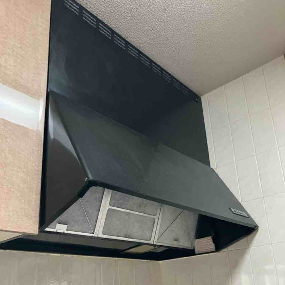 レンジフードが故障したことがりふぉーむのきっかけでしたが、側面のタイルは掃除しにくいこともお悩みの一つでした。