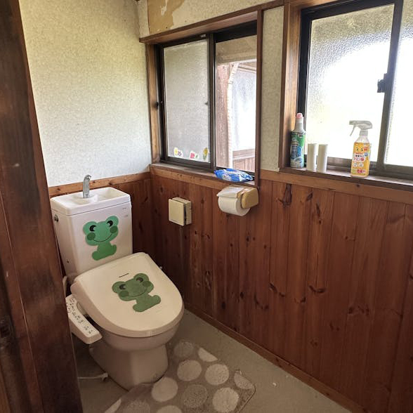 腰壁が木製でしたので、尿はねによる匂いが気になっておられました。