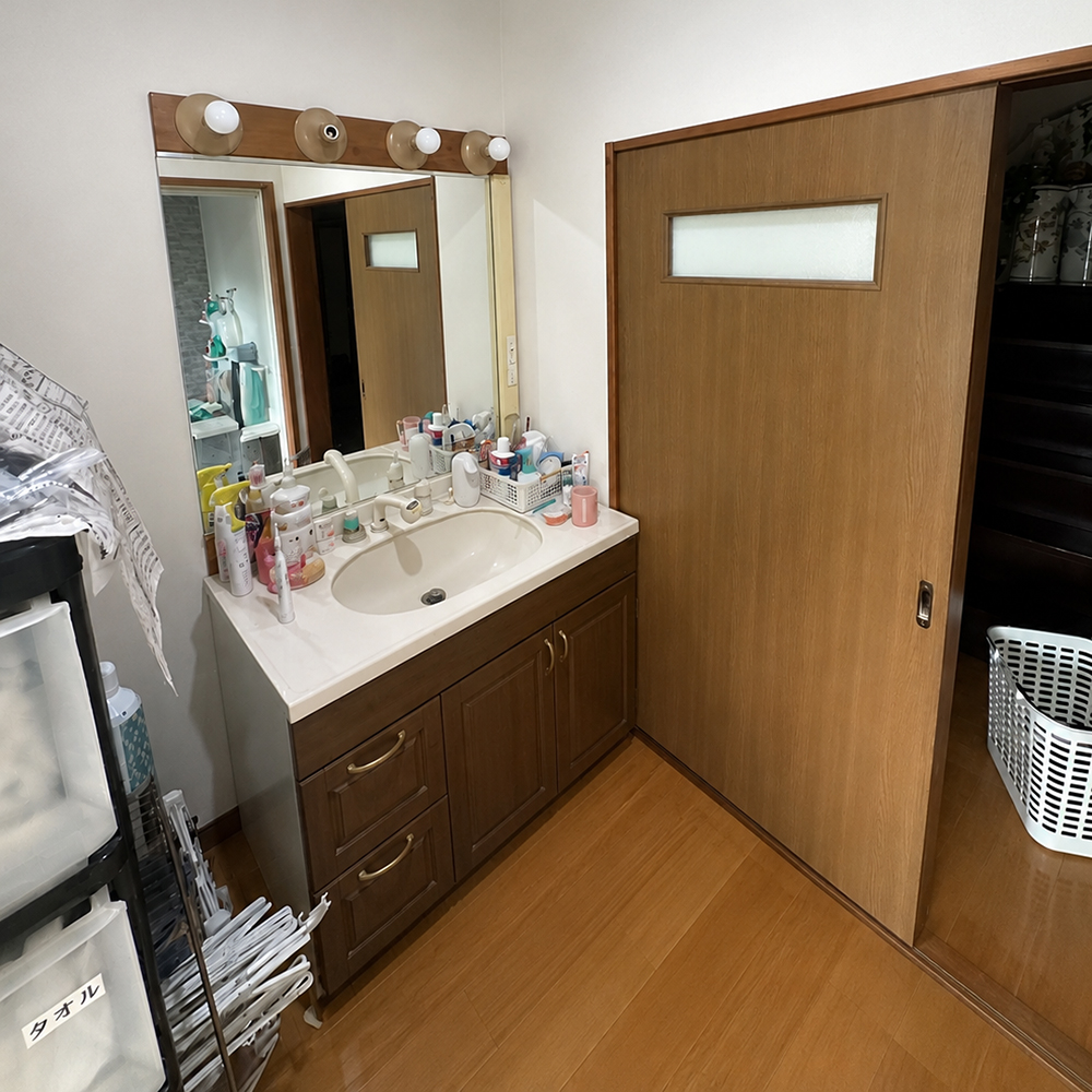 洗面台が水漏れしていました。
洗面台のサイズが大きい割に収納に困っていました。
