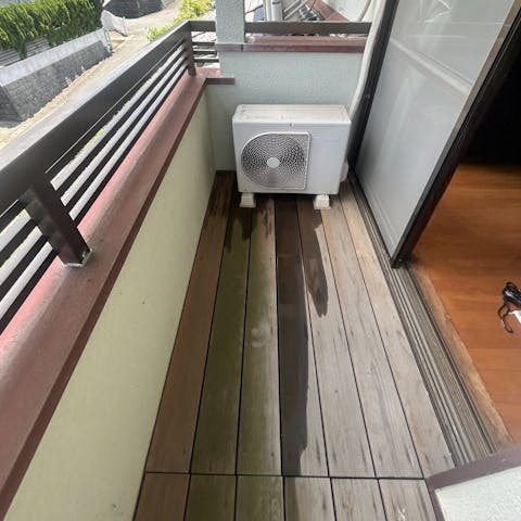 経年劣化により床板の傷みが進み、防水機能が低下して雨漏りが発生していました。