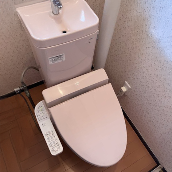 長年使用されて経年劣化が進んでいたリフォーム前のトイレです。
