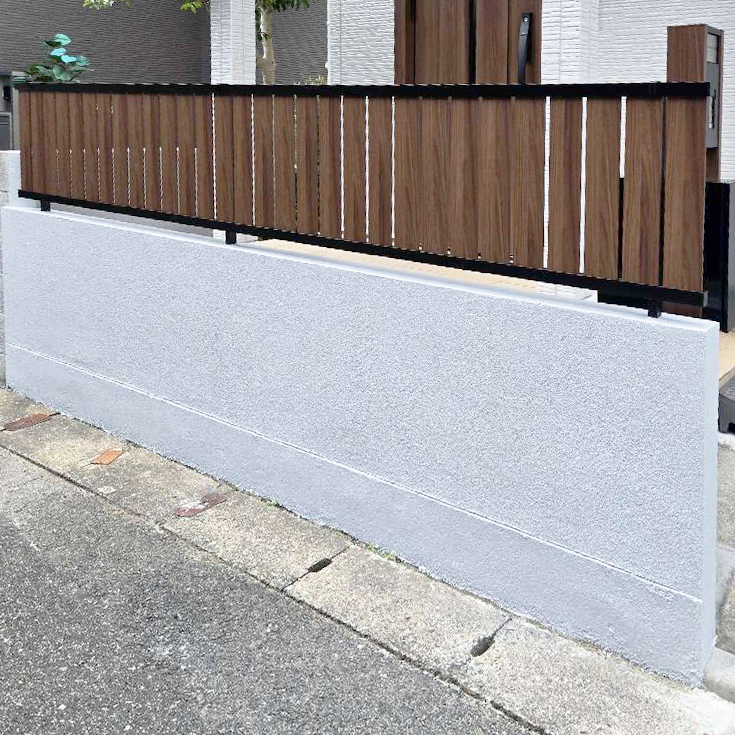 圧迫感なく目線を遮り、暮らしに馴染むフェンスの佇まいです。