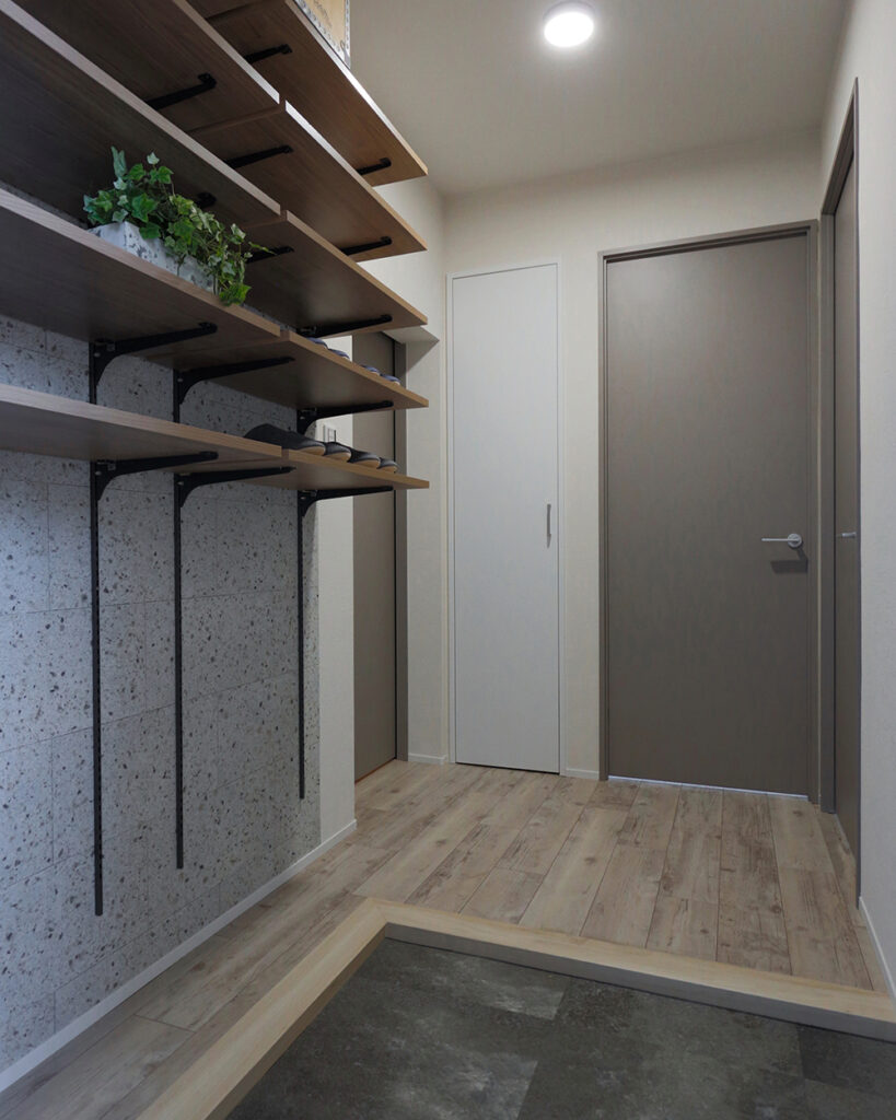 玄関収納は可動棚にして収納量をUP。<br />
<br />
壁面は、コンクリートのストーンタイトルで、一部分に使用するだけでも十分な存在感として映えるデザインです。<br />
