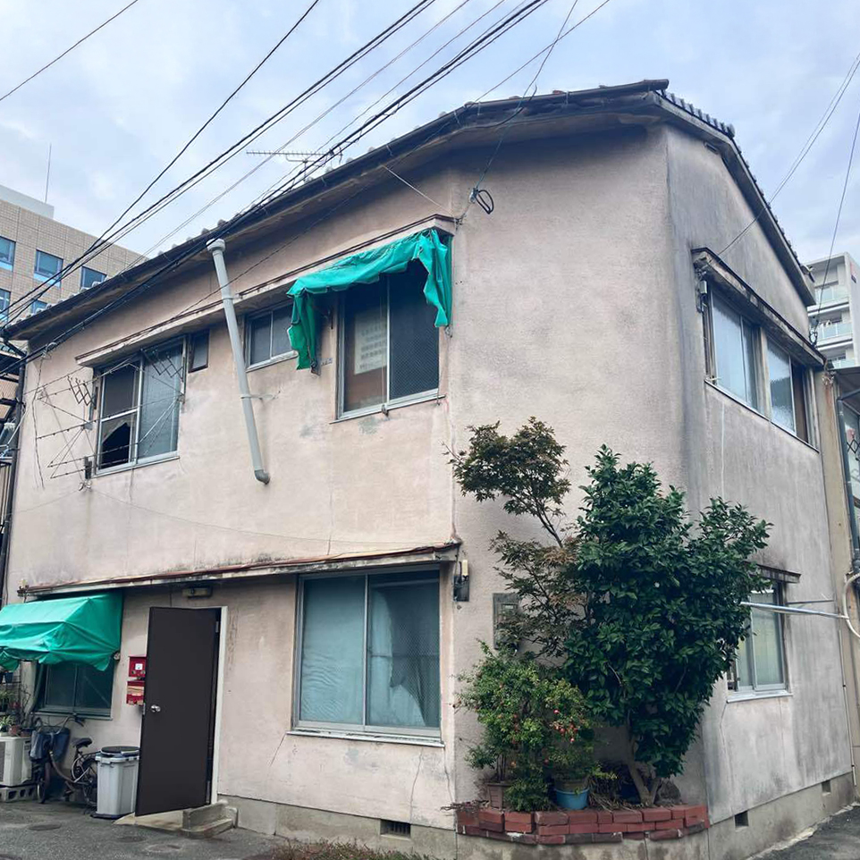 外壁にひび割れが多く発生し、欠損している箇所も見られました