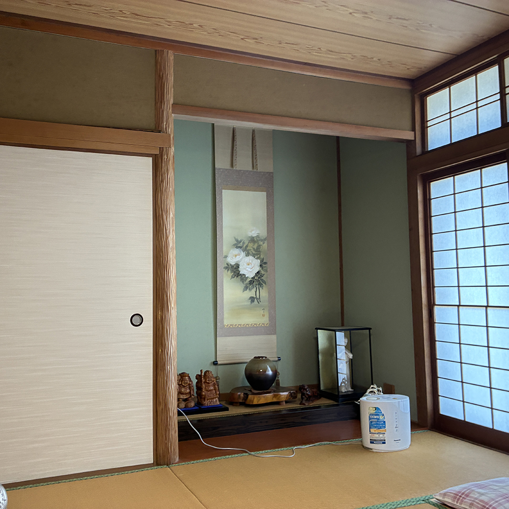 昔からの砂壁で、すでにあちこちヒビが入っていました。
