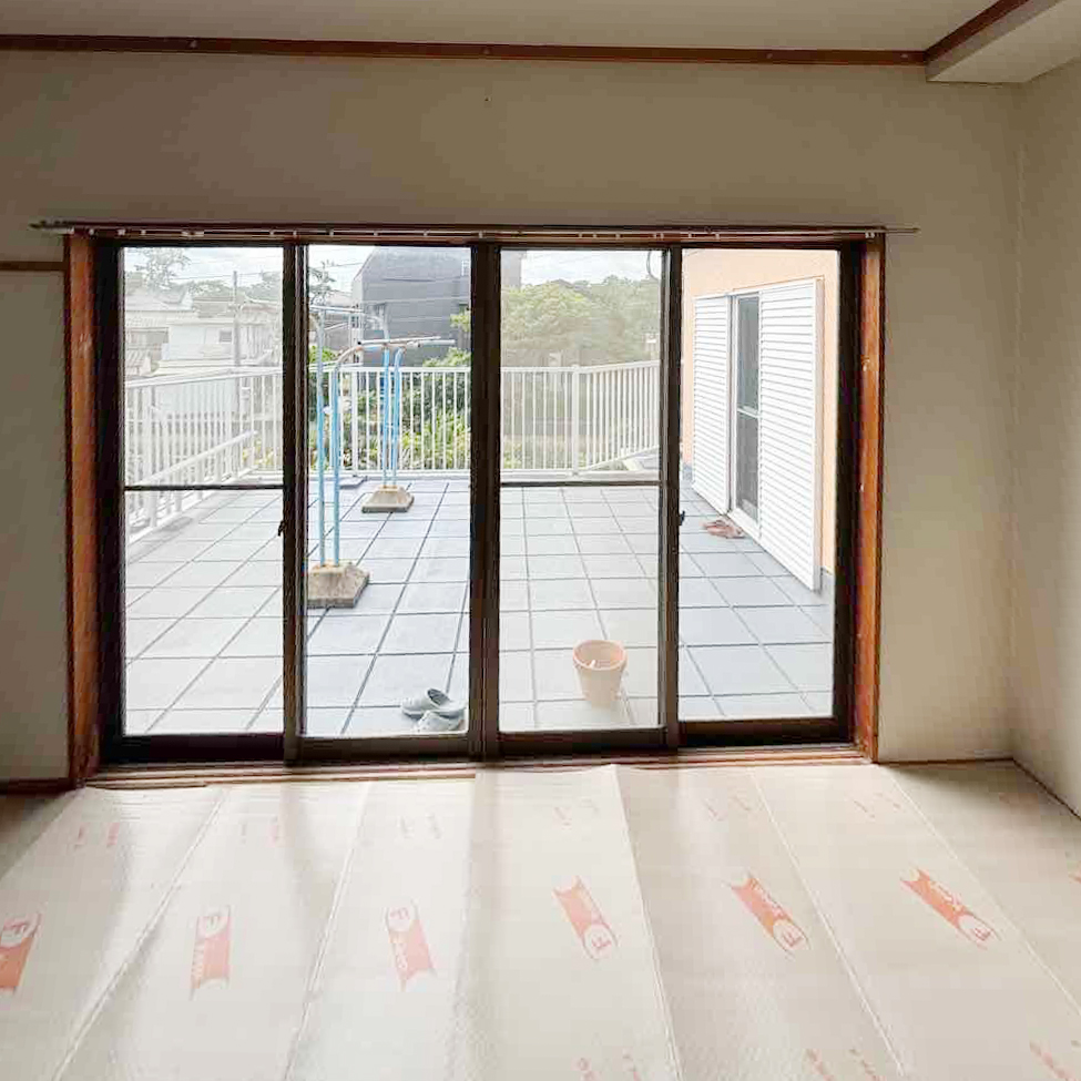 開口部が非常に大きく、南側からの強い日差しが部屋全体に入り込む状態でした。