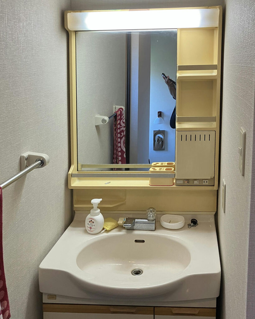 長く使用されてきた洗面台ですが、２階にあるため給湯管がなくてお湯はでませんでした。