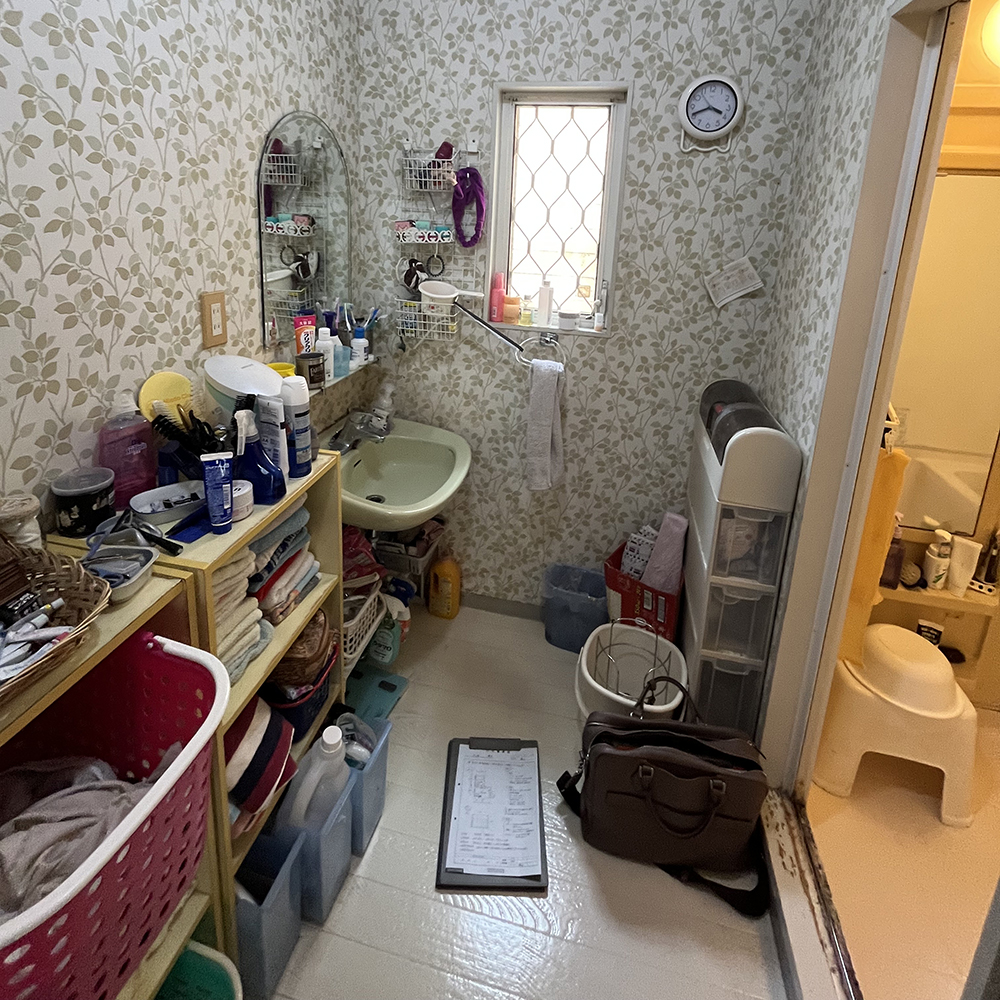 リフォーム前の洗面所は収納場所にも困っておられました。