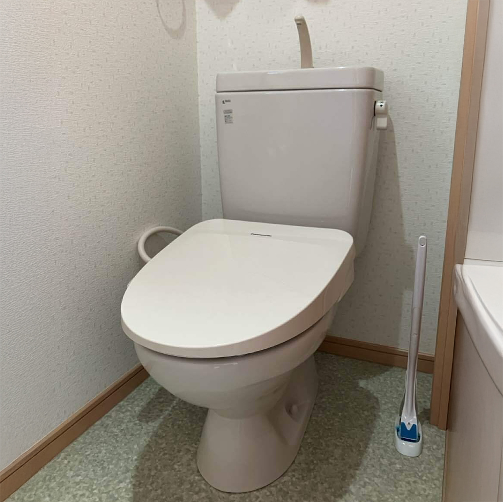 タンク付きの標準的なトイレで、お手入れ面や空間の快適化が検討されていました。
