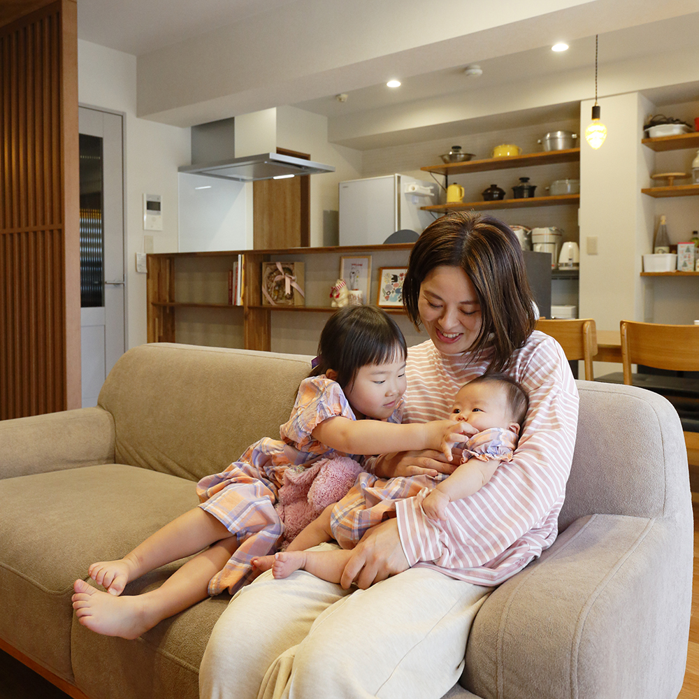 キッチンを中心に回遊できる動線と、飾り棚や照明の演出が心地よさを添えます。
キッチン横にダイニングテーブルを配置したことで、配膳や片付けもスムーズに。
料理中も家族の気配が感じられるLDKが完成しました。