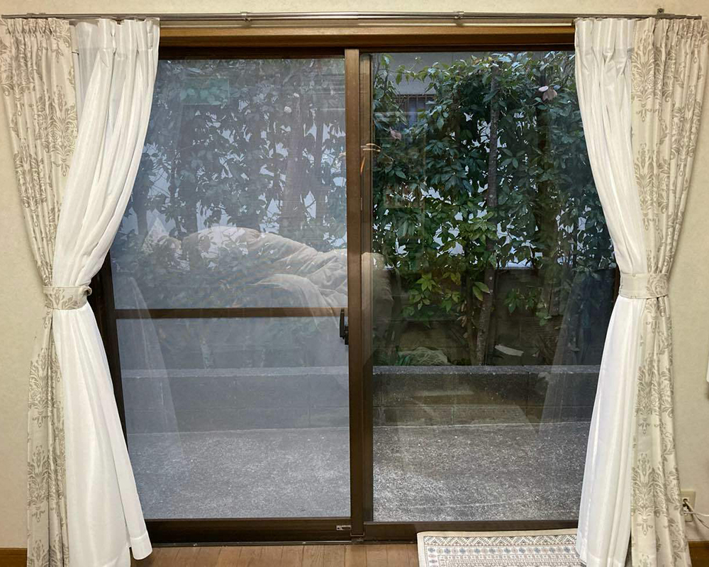 夏の暑さ、冬の寒さと外気温の影響を受けていました。<br />
内窓を設置し、断熱性を向上させます。