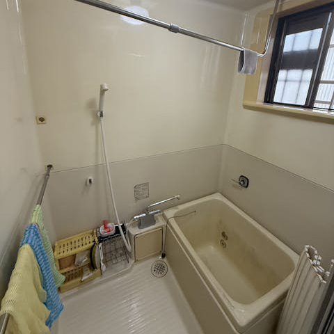 冬場はさむく、脱衣スペースから一段下がった浴室でした。