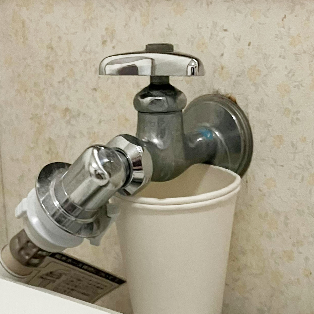 洗濯機用水栓：水がじんわりとにじんで落ちる状態でした。