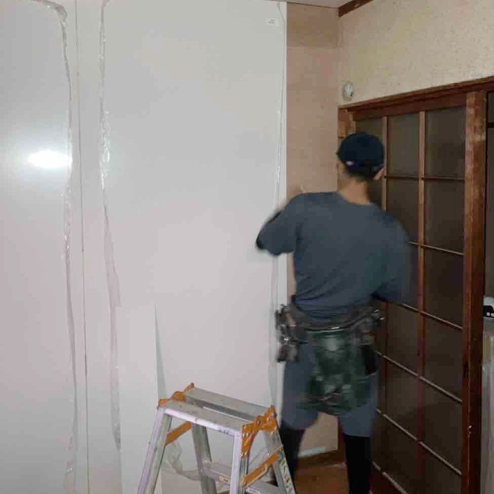 キッチンとタイル解体後、キッチンパネルを張っています。