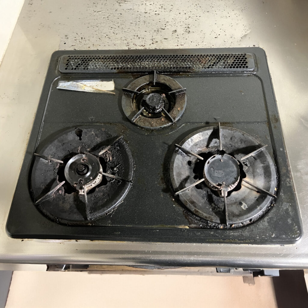 電池交換をしても、火がつかない状況かつ、油汚れが固まっており、使いづらく見た目も悪くなっていた。