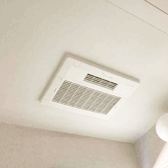 冬の寒さ対策のために、暖房機能付きの換気扇をセレクトいただきました。<br />
雨の時の室内物干し場としても大活躍です。
