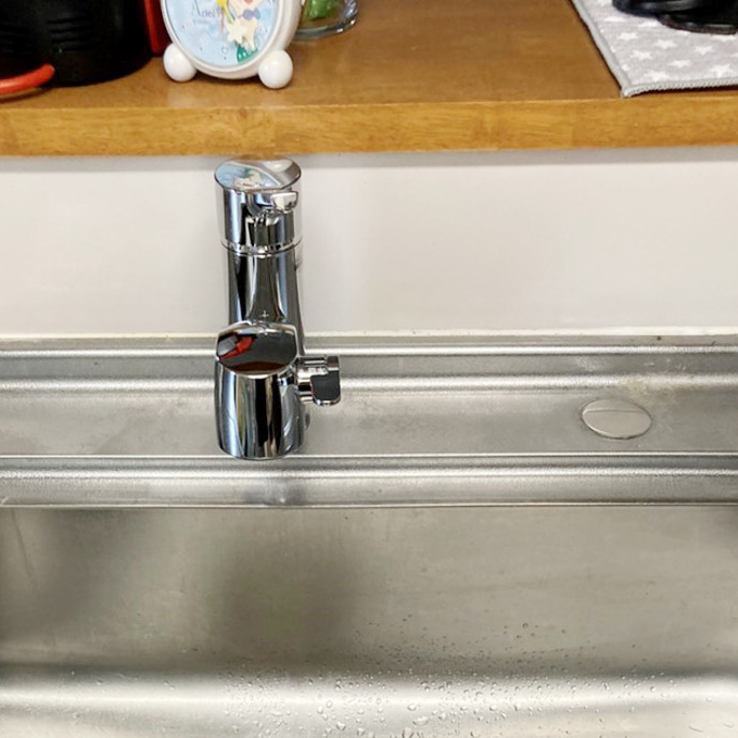 オールインワン浄水水栓をセレクトし、キッチンの水栓を１つにしました。<br />
シンクもスッキリです。