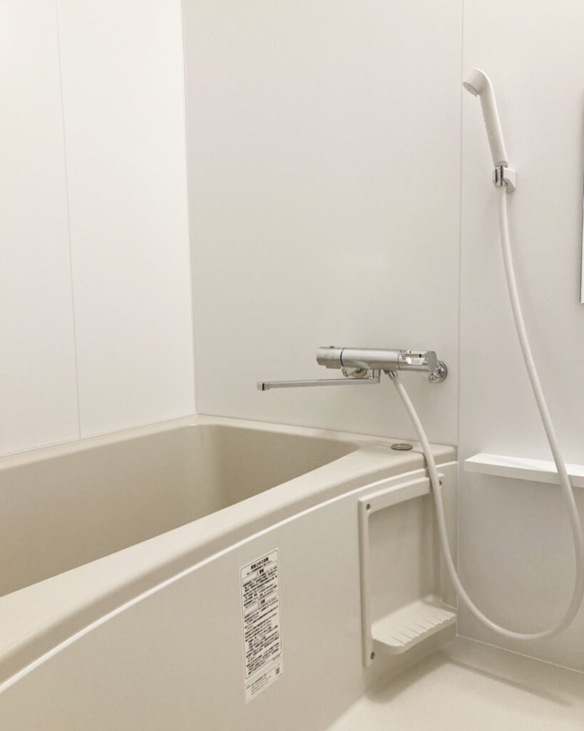 LIXILリノビオフィットを施工させていただきました。<br />
マンション用のシンプルなユニットバス。<br />
フルフラットのバリアフリー設計の浴室です。