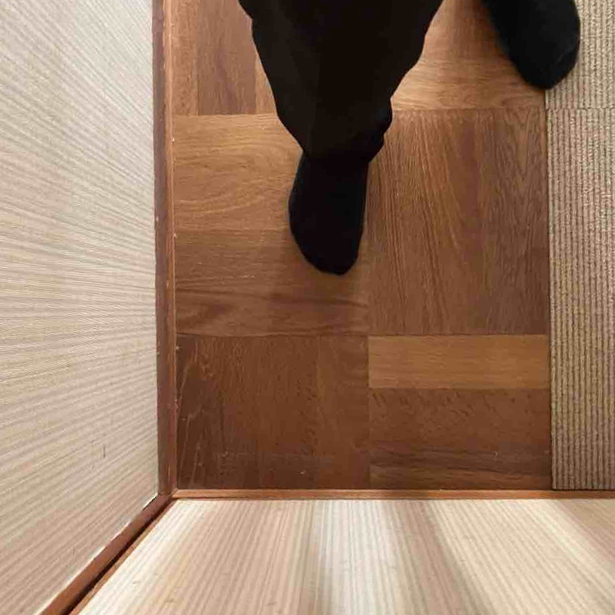 廊下のフローリングは床に一部たわみが出ていました。