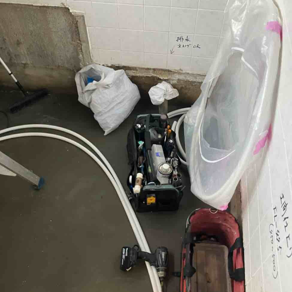 左官工事でユニットバスの脚部固定位置のレベルを調整し、水平を確保。
左官工事が終わり、組立作業を行い電気配線逃がしと、給排水の配管の移設しているところです。