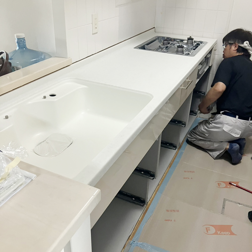 新しいキッチンパネルの貼り付け後、下台を固定して新しいキッチン本体を組み上げていきます。