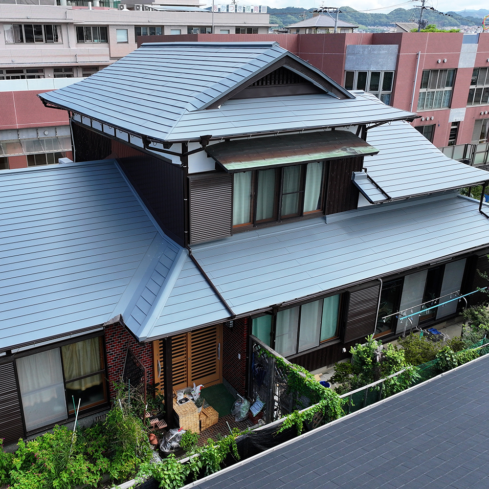 福岡市東区Ｍ様邸　屋根葺き替え・外壁塗装リフォーム工事｜箕甲（みのこう）のある屋根