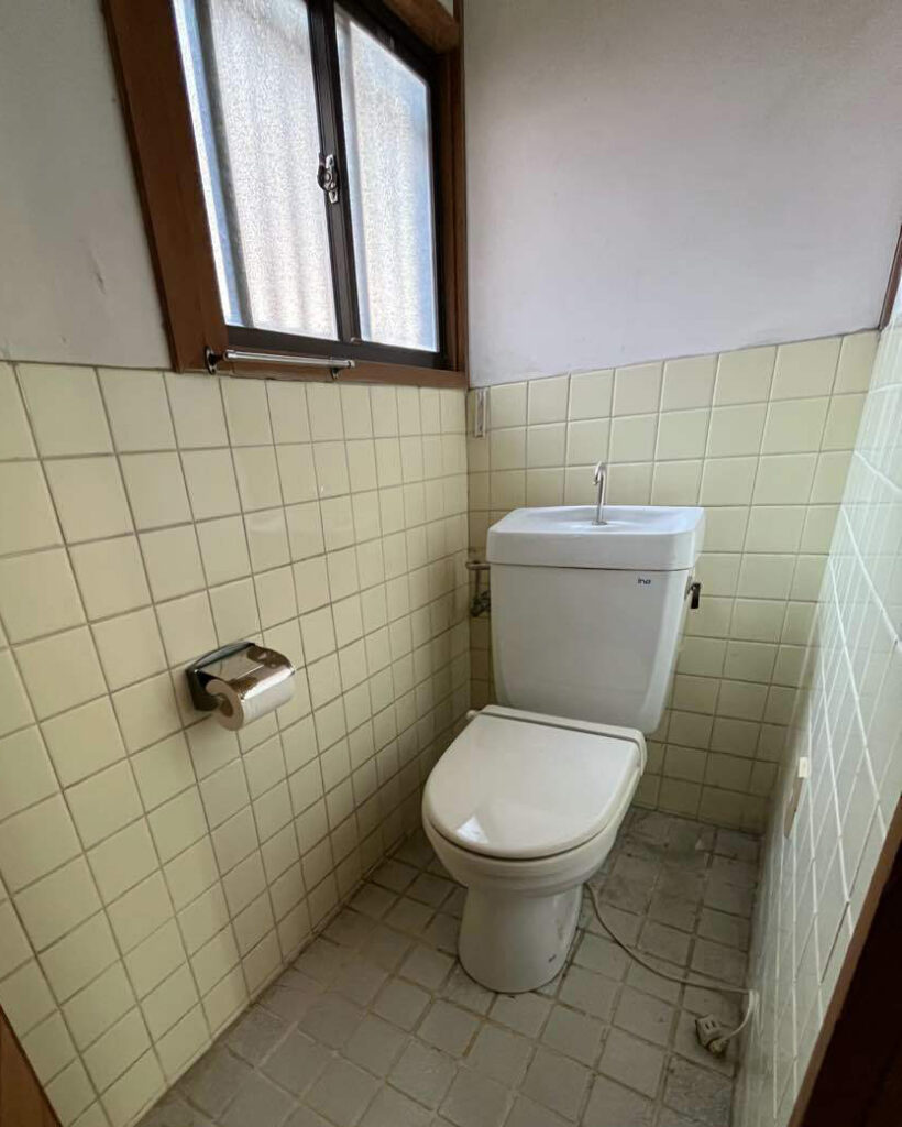 築年数が経ち、古さが目立っていたリフォーム前のトイレ。