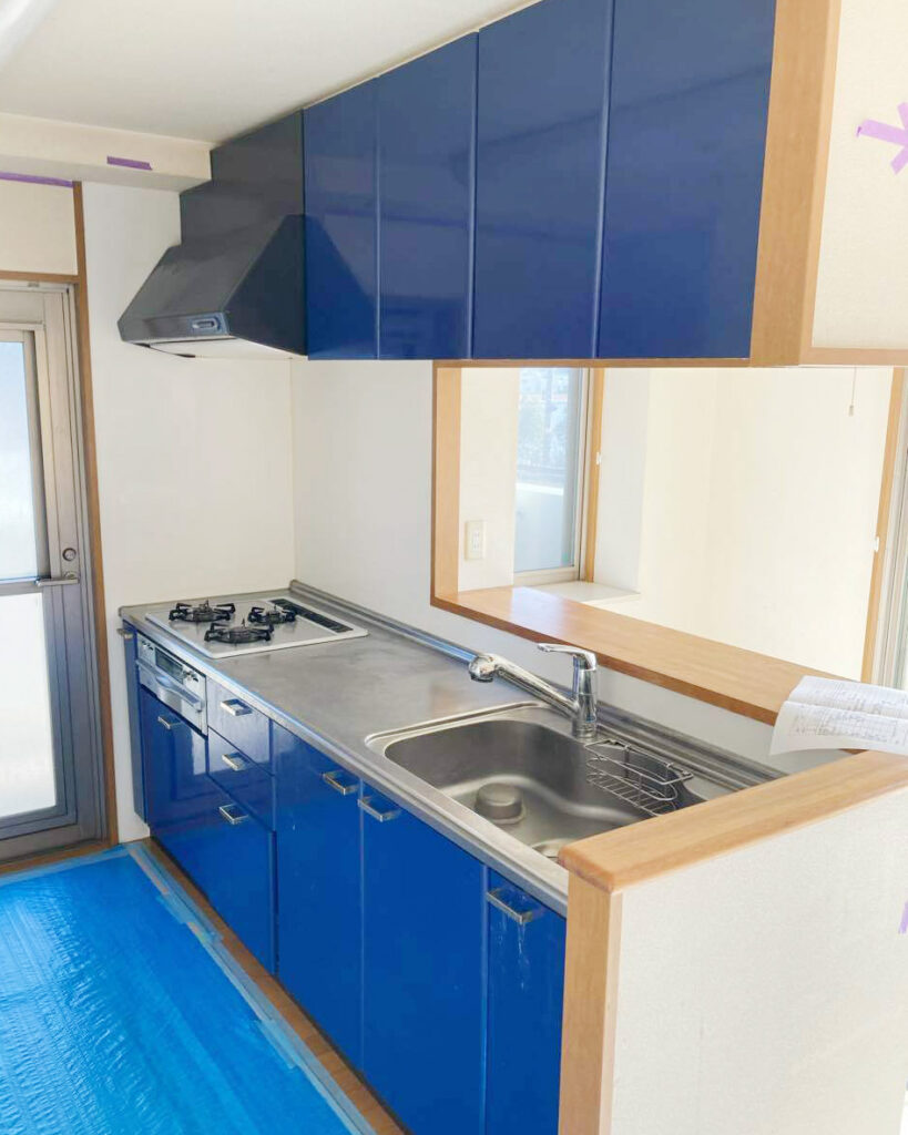 青を基調としたデザインで素敵ですが、好みが分かれます。<br />
<br />
入居前に、キッチンも自分たち好みに変更を考えました。
